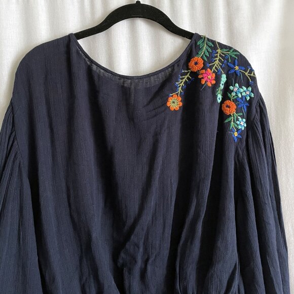 Women's blouse with wide sleeves, and embroidered flowers with beads. Size XS /M - Picture 7 of 7